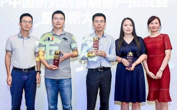 喜临门总裁杨刚先生和 SAP 中国研究院首席运营官谢何欣女士给获奖企业颁奖
